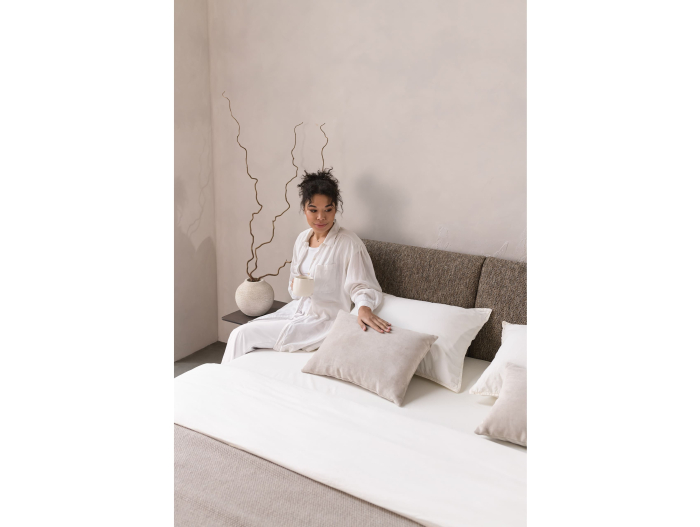 Pat tapitat Novara cu tablie inalta, lada depozitare, somiera metalica, picioare metalice 11cm, laterale dehusabile, stil modern, personalizabil [10]