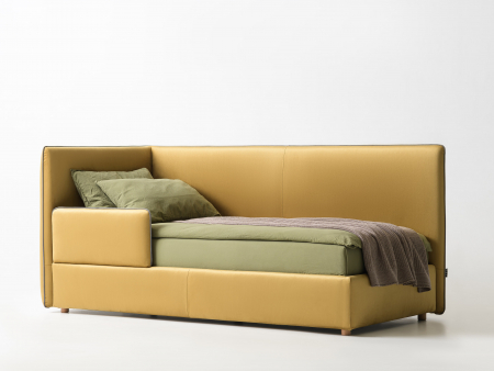 Paturi Copii - Pat pentru copii tapitat Slipp Uno B, cu laterala de protectie, spatiu de depozitare, picioare lemn 4cm, stil contemporan, personalizabil