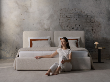 Pat tapitat Elim 2 cu tablie inalta capitonata, lada depozitare, somiera metalica, picioare plastic 3cm, laterale dehusabile, stil modern, personalizabil [30]