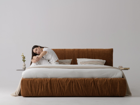 Pat tapitat Kemi cu tablie inalta capitonata, lada depozitare, somiera metalica, picioare plastic 3cm, laterale dehusabile, stil modern, personalizabil [31]