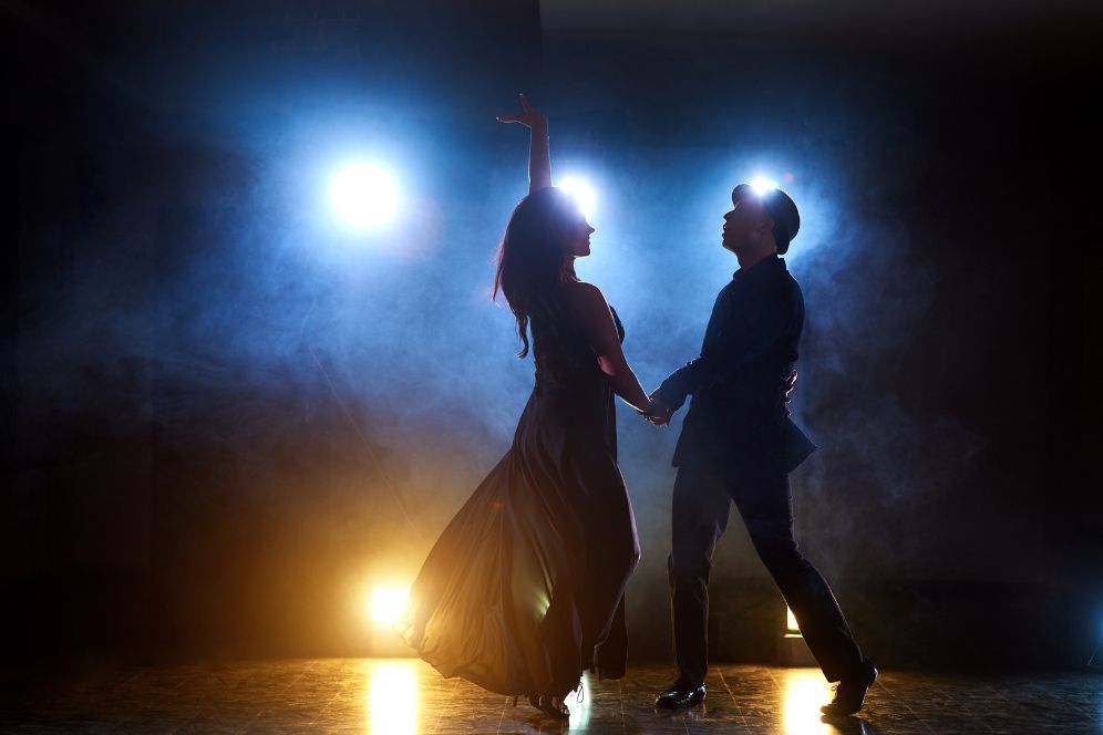 Câteva lucruri la care merită să fii atent când achiziționezi un sistem de lumini pentru scenă