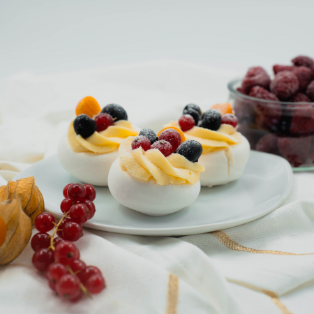 Prajituri - PAVLOVE CU FRUCTE - 90 LEI/KG