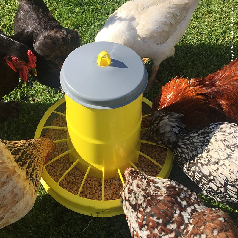 Hrănitoare din plastic cu grilă pentru prevenirea risipei 12 kg (galben) cu picioare [6]