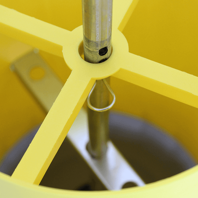 Hrănitoare păsări de curte 9 L cu tijă metalică cu picior [3]