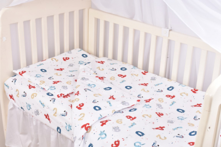 Set complet 7 piese lenjerie si aparatori patut 120x60 cm bumbac 100% model Cifre [1]