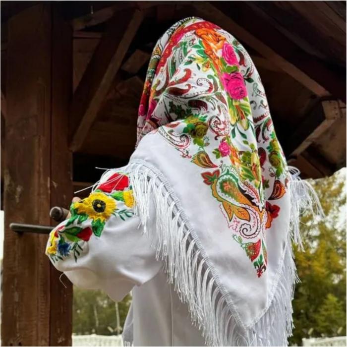 Batic de lux cu franjuri si model traditional cu flori MARIA (ALB cu flori) [6]