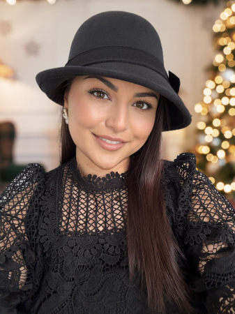 PALARII ELEGANTE - COLECTIA NOUA - Palarie eleganta cu boruri chic si funda ARONIA (NEGRU) - marime unica, reglabila