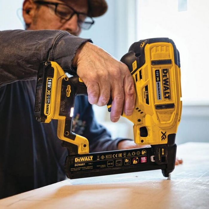 Pistol de batut cuie DeWALT DCN681D2, Brushless, Cap 18 Ga, 18 V, Li-Ion, 2.0Ah [12]