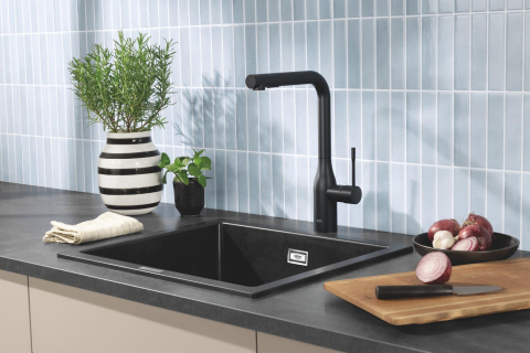 Baterie bucatarie Grohe Essence, marime l, monocomanda, montare pe blat, pipa pivotanta, cartus ceramic, pipa inalta, tip L, dus extractabil, 2 functii, limitator de debit, negru mat [1]