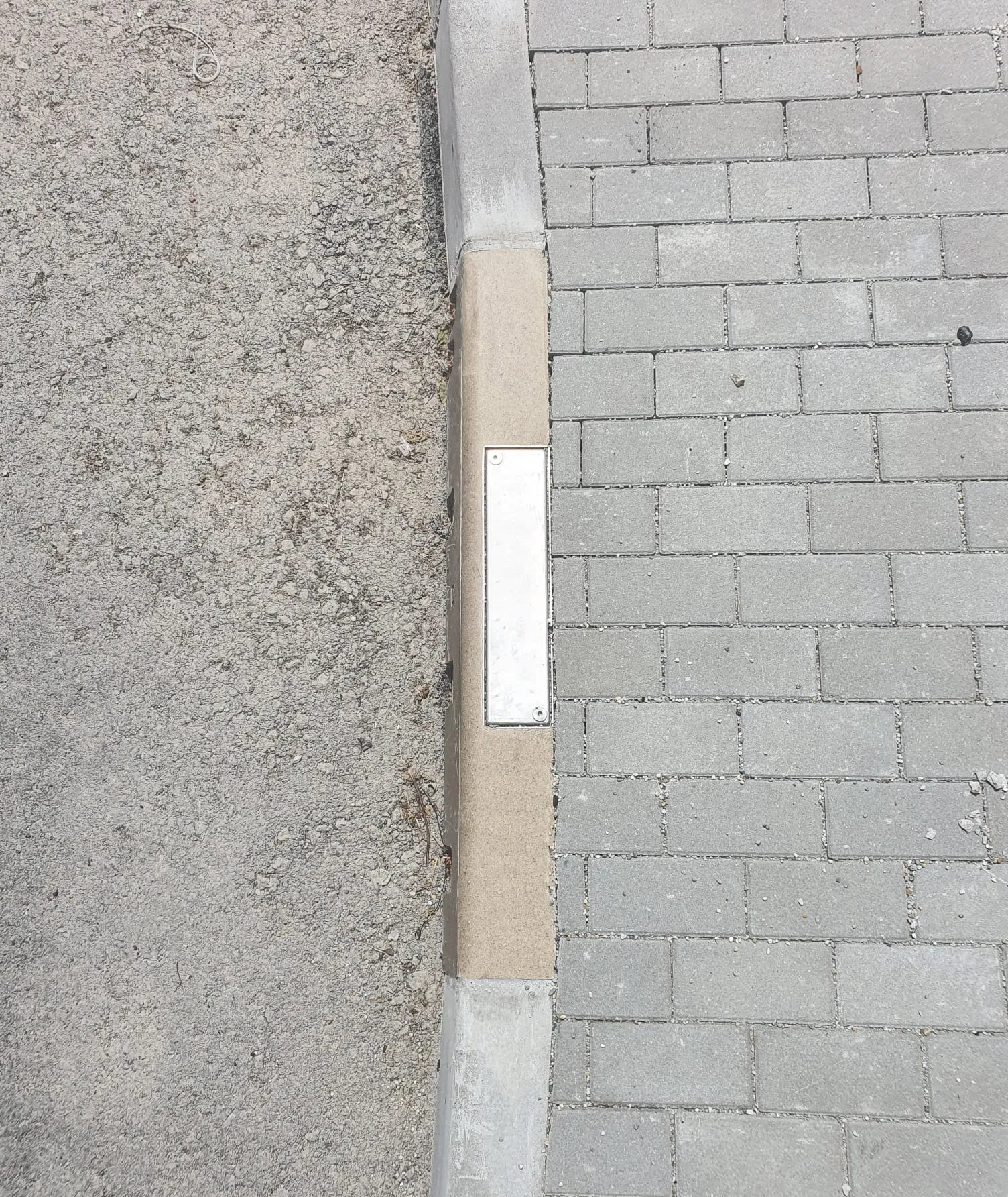 Bordura polimerbeton cu capac de revizie zincat LN100 H300 D400 1000x150x300 Vodaland gama Drain [1]