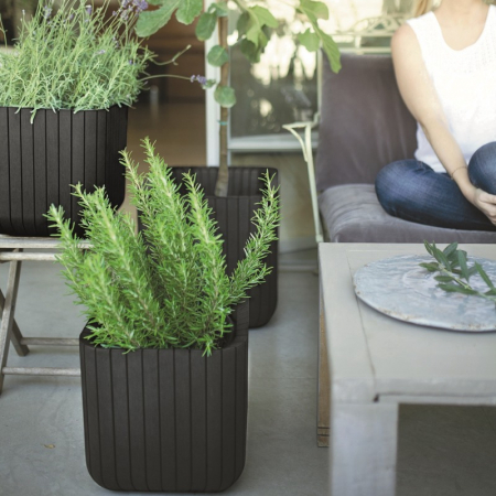 Ghiveci patrat maro, imitatie lemn fara farfurie, Keter Cube M [2]