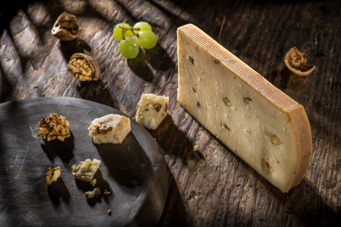 BRANZĂ MATURATĂ CU NUCĂ DE COLȚEȘTI 200 G [2]