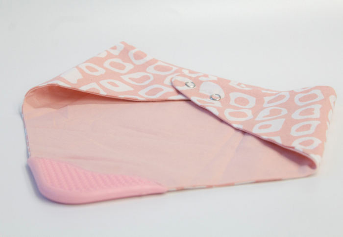 Baveta BabyJem tip bandana cu jucarie dentitie (Culoare: Maro) [4]