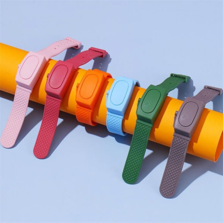 Articole sanatate - Bratara Dispenser pentru dezinfectant maini cu recipient reincarcabil Drool (Culoare: Verde)
