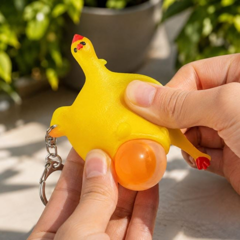 Genti, portofele si brelocuri - Breloc Squishy Pui cu Ou Galben, 8 cm