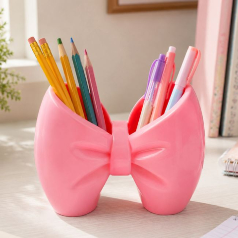 Rechizite si produse pentru scoala - Suport pentru Creioane cu Fundiță Roz, Plastic, 15x7x11 cm