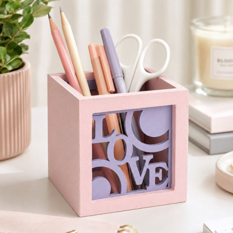 Hartie, caiete si articole de birou - Suport din Lemn pentru Creioane & Pixuri Roz Love 9x9x9cm