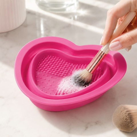 Ingrijire personala si cosmetice - Suport Silicon Fucsia pentru Curățarea Pensulelor, Inimă 13 cm