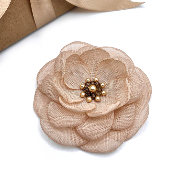 brosa-floare-voal-bej [1]