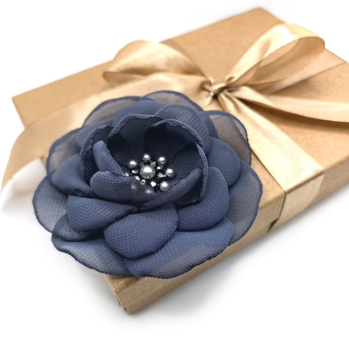 brosa-floare-voal-gri [3]