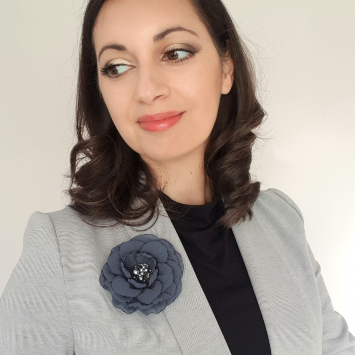 brosa-delight-floare-gri-speciala-handmade.jpg [2]