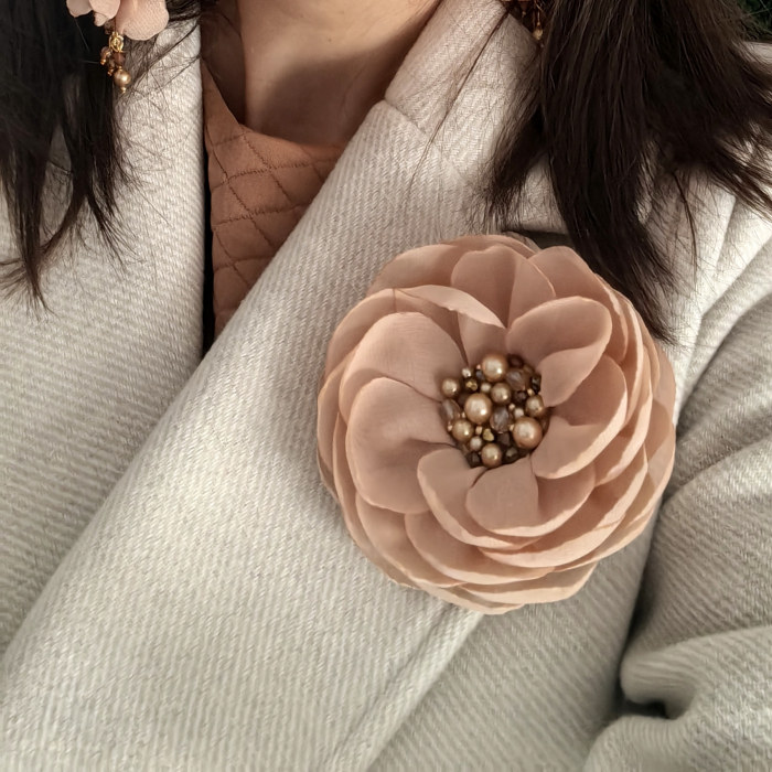 brosa-handmade-floare-voal-bej-cristale-perle [4]