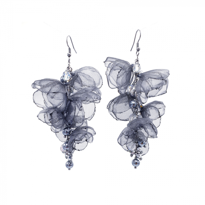 cercei-latin-love-volum-flori-gri-organza-perle.jpg [1]