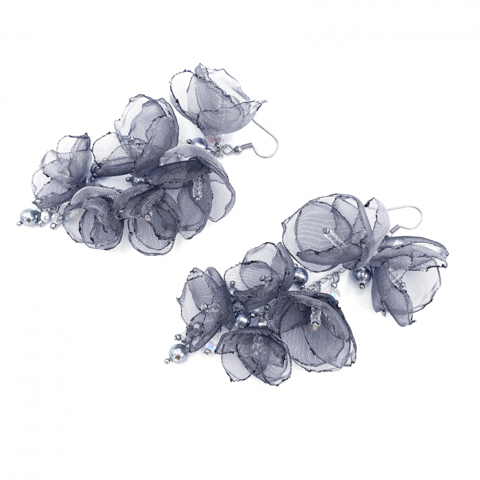 cercei-latin-love-volum-flori-gri-organza-perle.jpg [2]