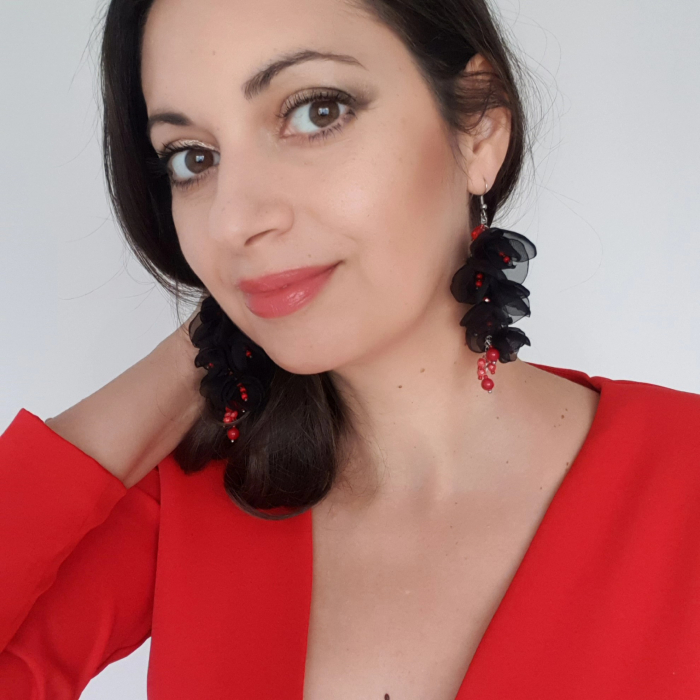 cercei-latin-love-cascada-flori-voal-rosu-perle.jpg [4]