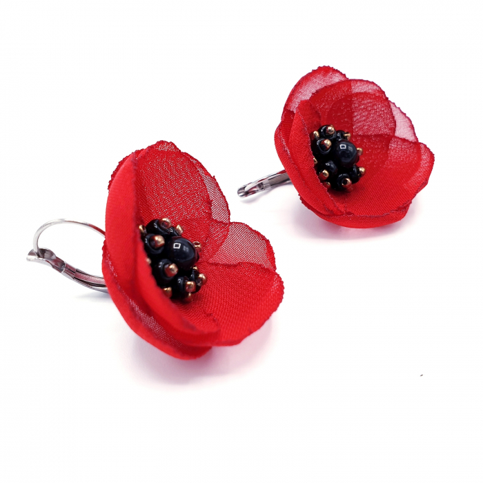 cercei-maci-love-minimalisti-voal-rosu-perle.jpg [1]