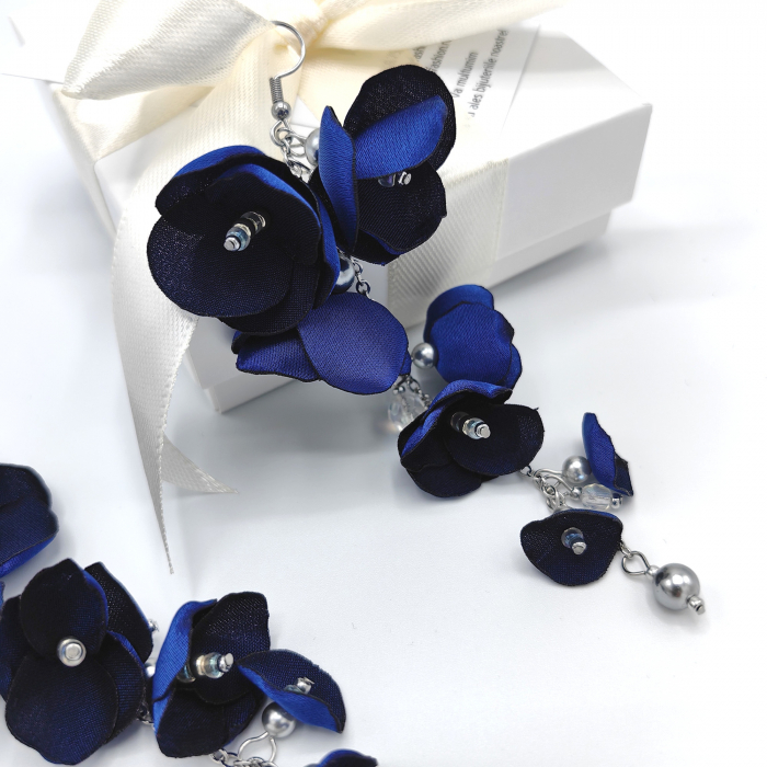 cercei-seduction-spectaculos-flori-albastre.jpg [2]