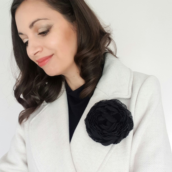 brosa-so-elegant-poetic-flower-voal-negru.jpg [4]