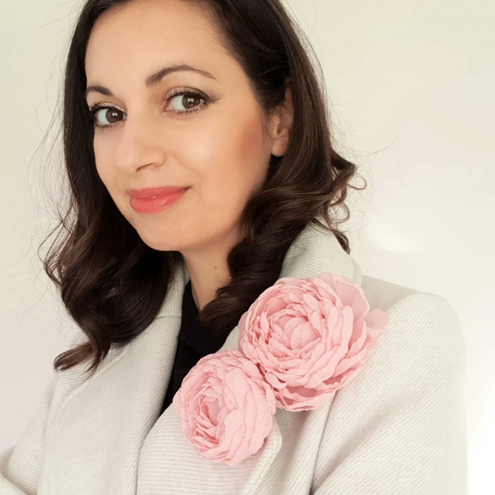 brosa-so-elegant-accesoriu-floral-roz.jpg [4]