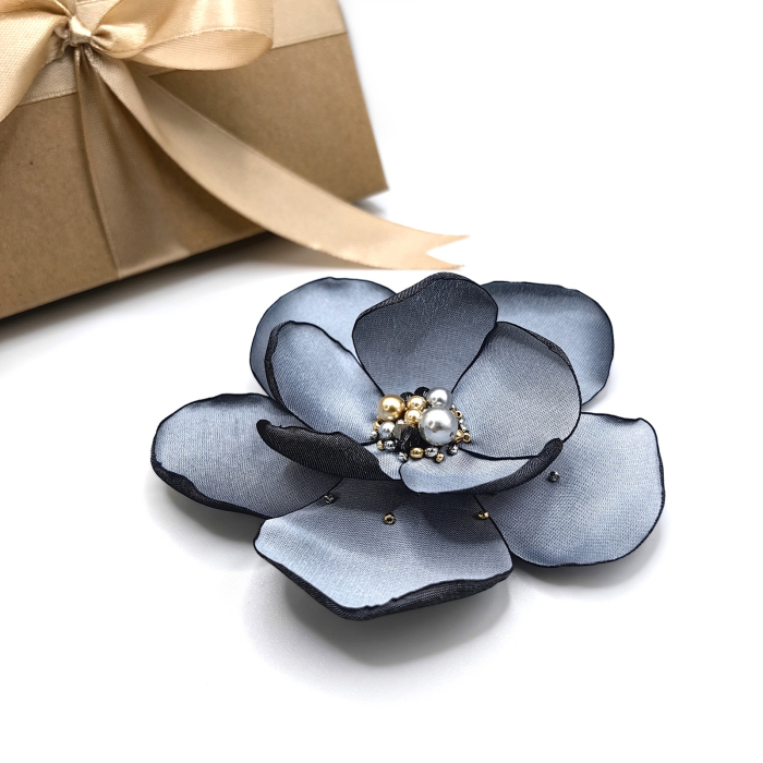 brosa-floare-matase-argintie [2]