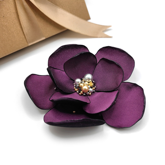 brosa-floare-eleganta-matase-mov-perle-cristale [1]