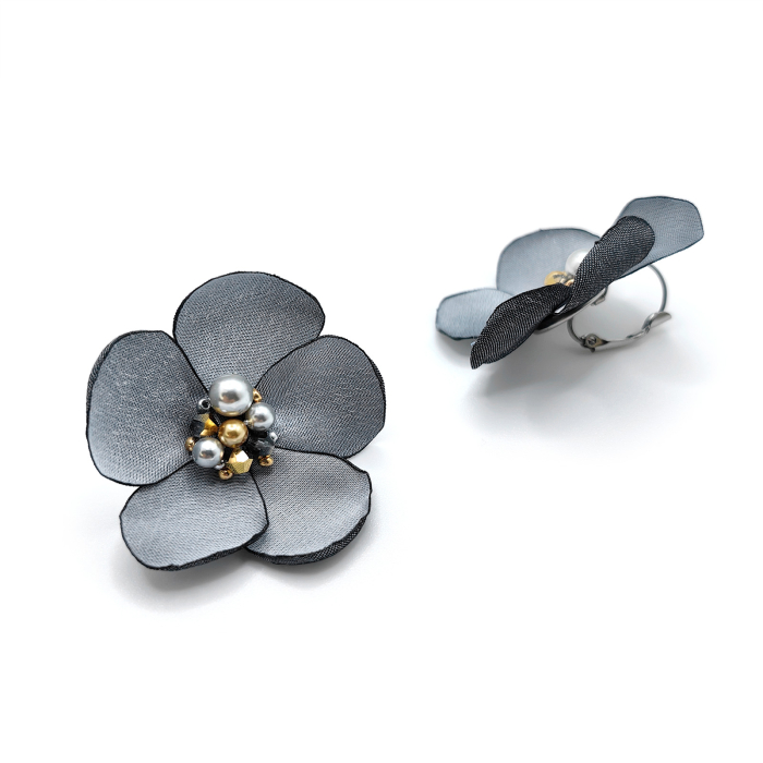 cercei-floare-matase-argintie [3]