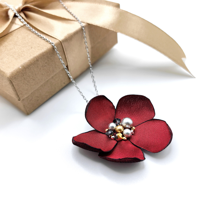 colier-floare-matase-perle-cristale [1]