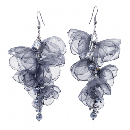 cercei-latin-love-volum-flori-gri-organza-perle.jpg [3]