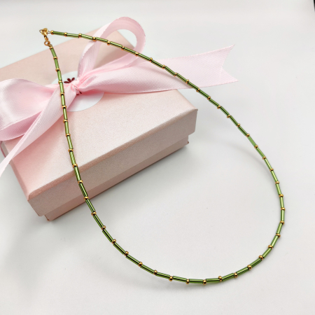 Perle, Pietre si Cristale - Seren - Colier elegant foarte subtire din margele Miyuki, verde cu auriu, 2 mm