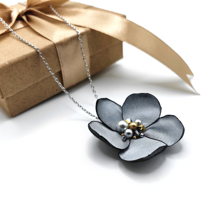 Design Floral - colier-pandantiv-floare-matase-argintie