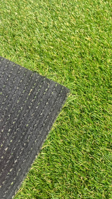Gazon Artificial Jakarta, Inaltime Fir Iarba 20mm, Verde cu Insertii Fire Iarba Uscata, Rezistenta Sporita la UV si Clor, Durabilitate si Aspect Natural pentru Orice Spatiu Exterior, Terasa, Balcon, Curte, Piscina, Loc de joaca, Teren sportiv [7]