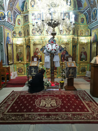 Covor Model Bisericesc Lotos 15077-210, Imprimeu cu Vultur Bicefal, Grena, Rosu, Inaltime Fir 8 mm, Antialergic, Polipropilena, Manastire, Biserica, Altar, Naos, Pronaos, Capela, Chilie, Hol, Birou [8]