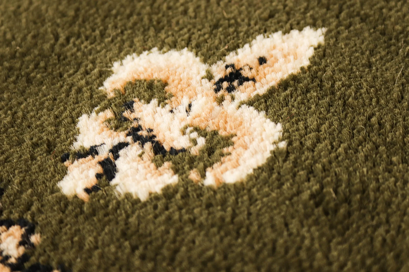 Covor Model Bisericesc Lotos 15077-310, Imprimeu cu Vultur Bicefal, Verde, Inaltime Fir 9 mm, Antialergic, Polipropilena, Manastire, Biserica, Altar, Naos, Pronaos, Capela, Chilie, Hol, Birou [7]