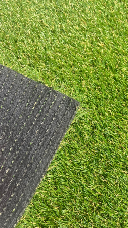 Gazon Artificial Jakarta, Inaltime Fir Iarba 20mm, Verde cu Insertii Fire Iarba Uscata, Rezistenta Sporita la UV si Clor, Durabilitate si Aspect Natural pentru Orice Spatiu Exterior, Terasa, Balcon, Curte, Piscina, Loc de joaca, Teren sportiv [6]