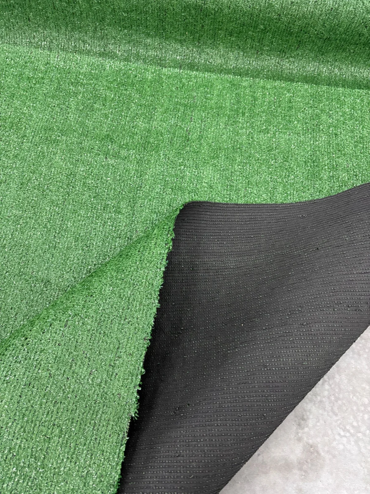 Mocheta tip Gazon Artificial Basic, Lungime Fir 7 mm, Verde, Antialergic, Polipropilena, Curte, Terasa, Balcon, Piscina, Loc de Joaca, Gradinita, Cresa [10]