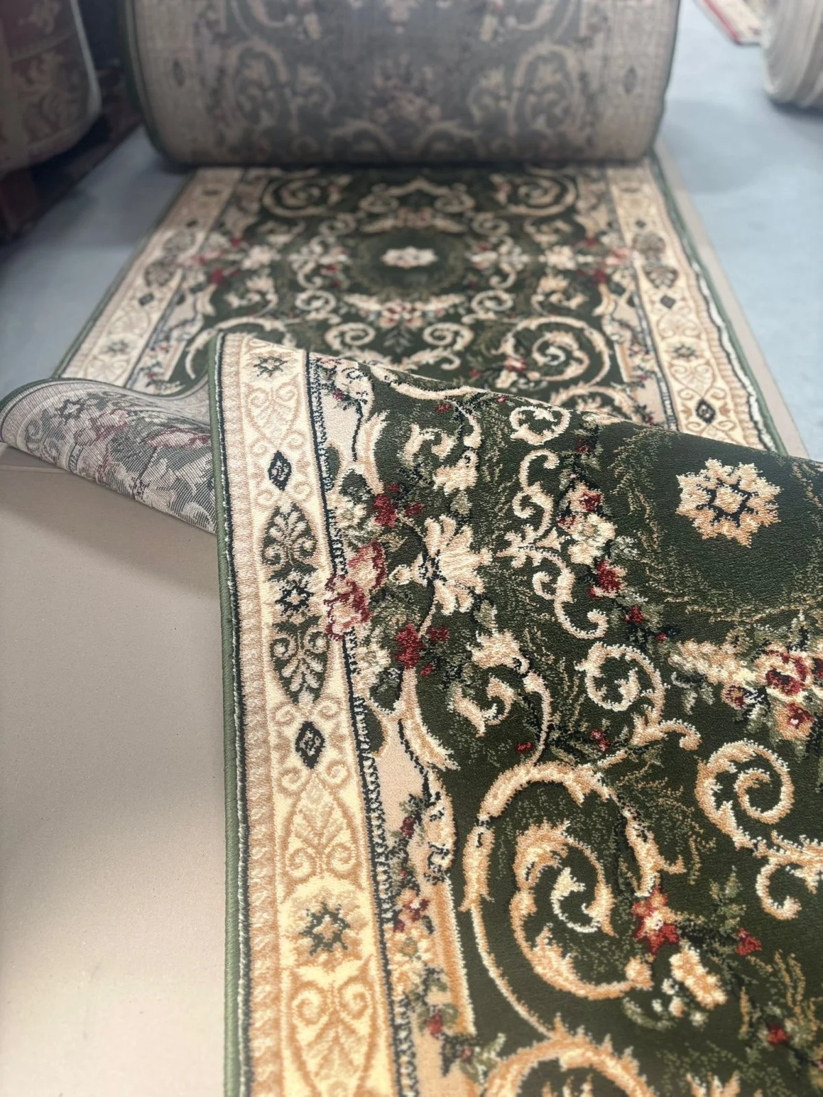Traversa Lotos 15002-310 verde oliv cu crem, design floral clasic, festonata [1]