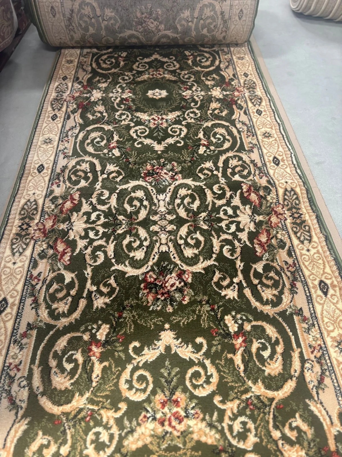 Traversa Lotos 15002-310 verde oliv cu crem, design floral clasic, festonata [2]