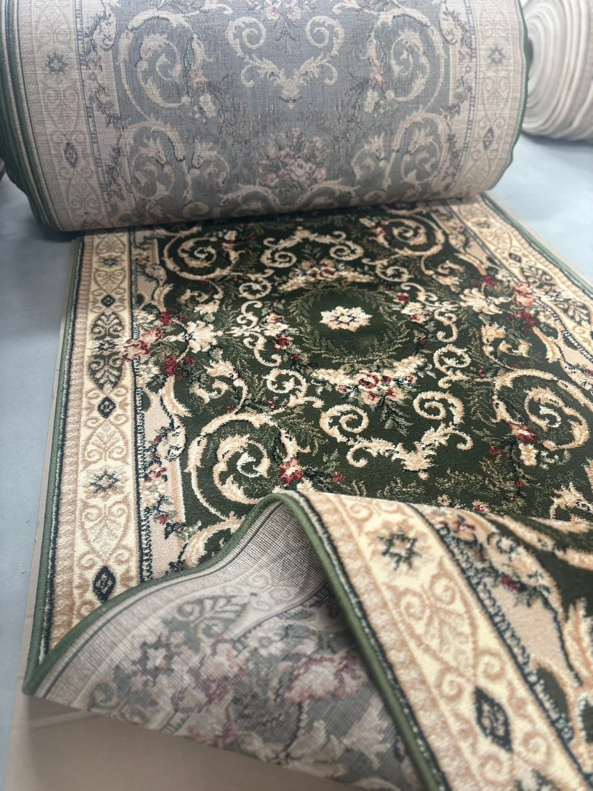 Traversa Lotos 15002-310 verde oliv cu crem, design floral clasic, festonata [3]