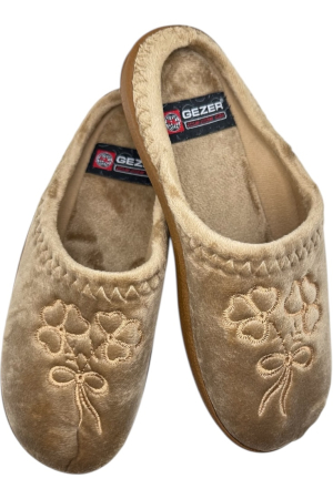 Papuci casa dama - Papuci de casă damă maro cu model floral și funda brodat, talpă moale și interior călduros