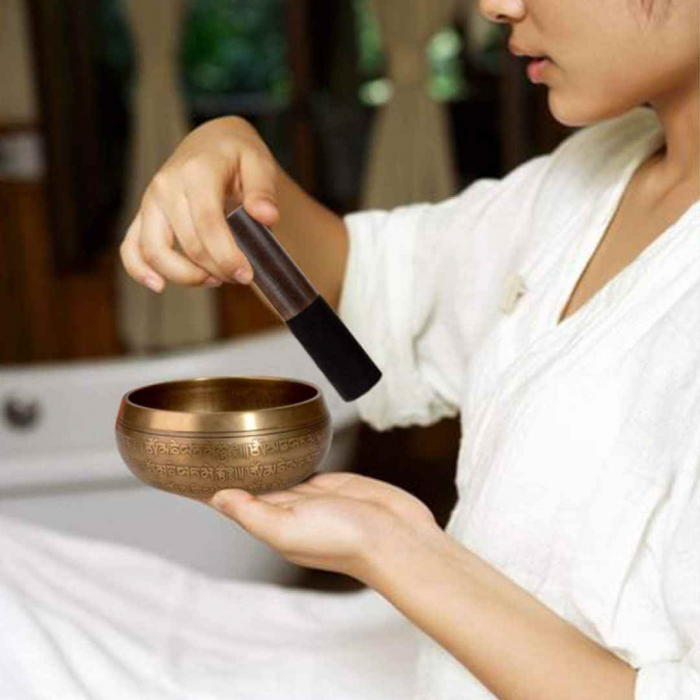 Set bol Tibetan de meditatie 13 cm gravura mantra, batut manual, sunet pentru yoga, vindecare chakre si meditatie Zen, cu ciocan din piele si perna de matase [6]